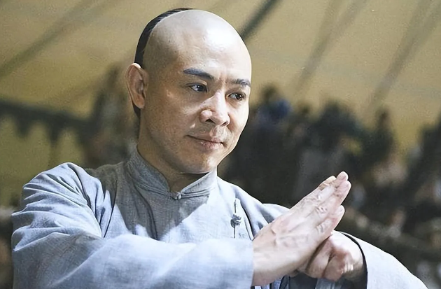 李连杰的话很明白，练的壮可能对身体健康并没有好处，当初他为了练的更强壮，几乎练没
