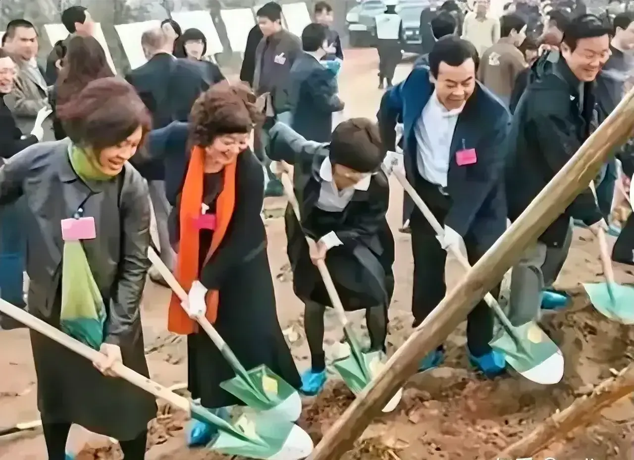 都什么年代了，居然还有人搞这种形式主义！穿的光鲜亮丽，脚上戴着鞋套，就连手里的铁