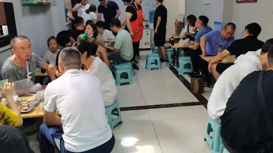 山东青岛，8名退休老干部去成都吃烧烤，喝6瓶五粮液吃200串烤肉