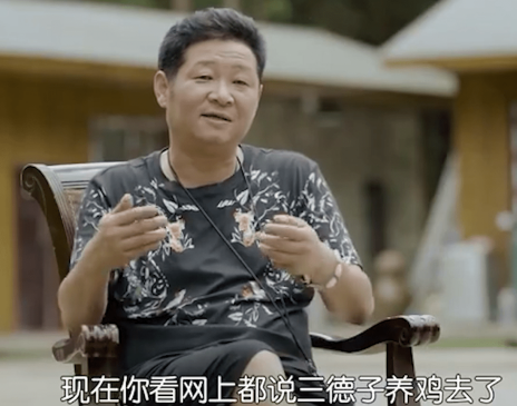 一次节目中，主持人问赵亮:“你以前都跟张国立搭过戏了，为什么又去养鸡了，难道养鸡