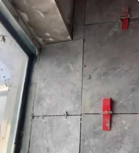 在劳务市场上请的瓦工师傅，来了后左看看右量量，放好样，拌好灰，大半天都过去了！

