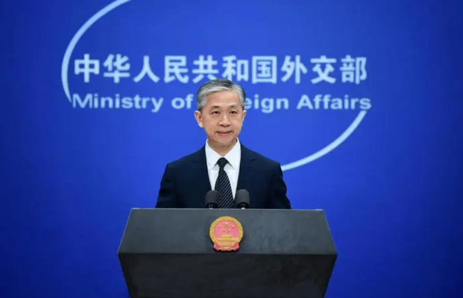我国外交天团学历：
1、王毅—————-硕士研究生
2、华春莹————大学本科
