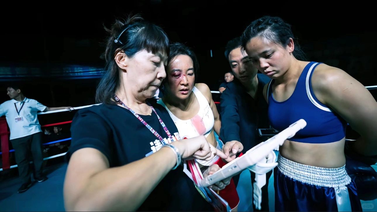 原来贾玲是真挨打
有没有和我一样觉得对打这个拳击手也很帅气有点像生化危机里的蕾恩