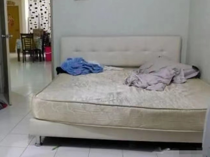 由于工作原因，我和丈夫长期分居两地。上个月，我前往他的城市找他，却不小心把项链掉