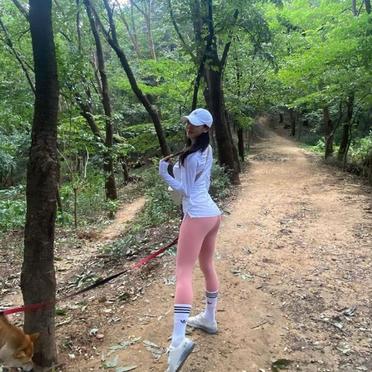 第一次跟女同事爬山，她带只狗几个意思