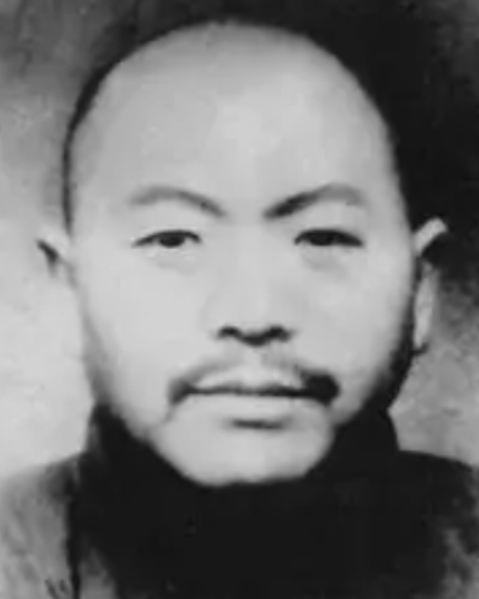 1941年，日本鬼子抓来了20多个年轻的姑娘，在几位姑娘即将被糟蹋时，一名汉奸却