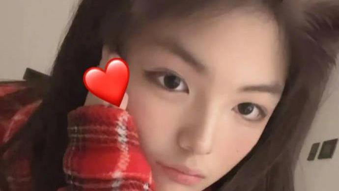 王诗龄520晒十万巨型玫瑰熊 托腮自拍十分可爱