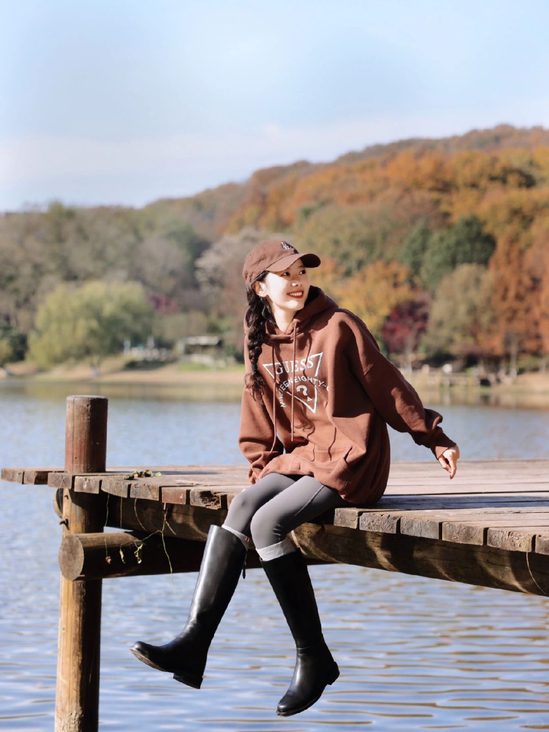 雾霾蓝+棕色🩵｜大自然才是最好的调色师🎨
我们经常聊穿搭配色，其实大自然才是