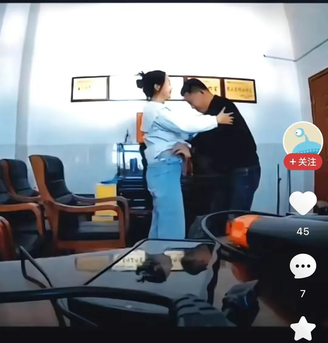 辣眼睛！村干部忘关摄像头，流出的岂止是不雅视频？

一把年纪了，玩的挺溜！