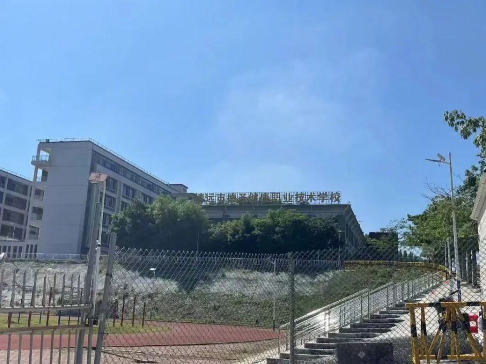 学校一年轻漂亮女教师，不到半年被提拔做学校教导副主任，不到一年又被借调到县教育局