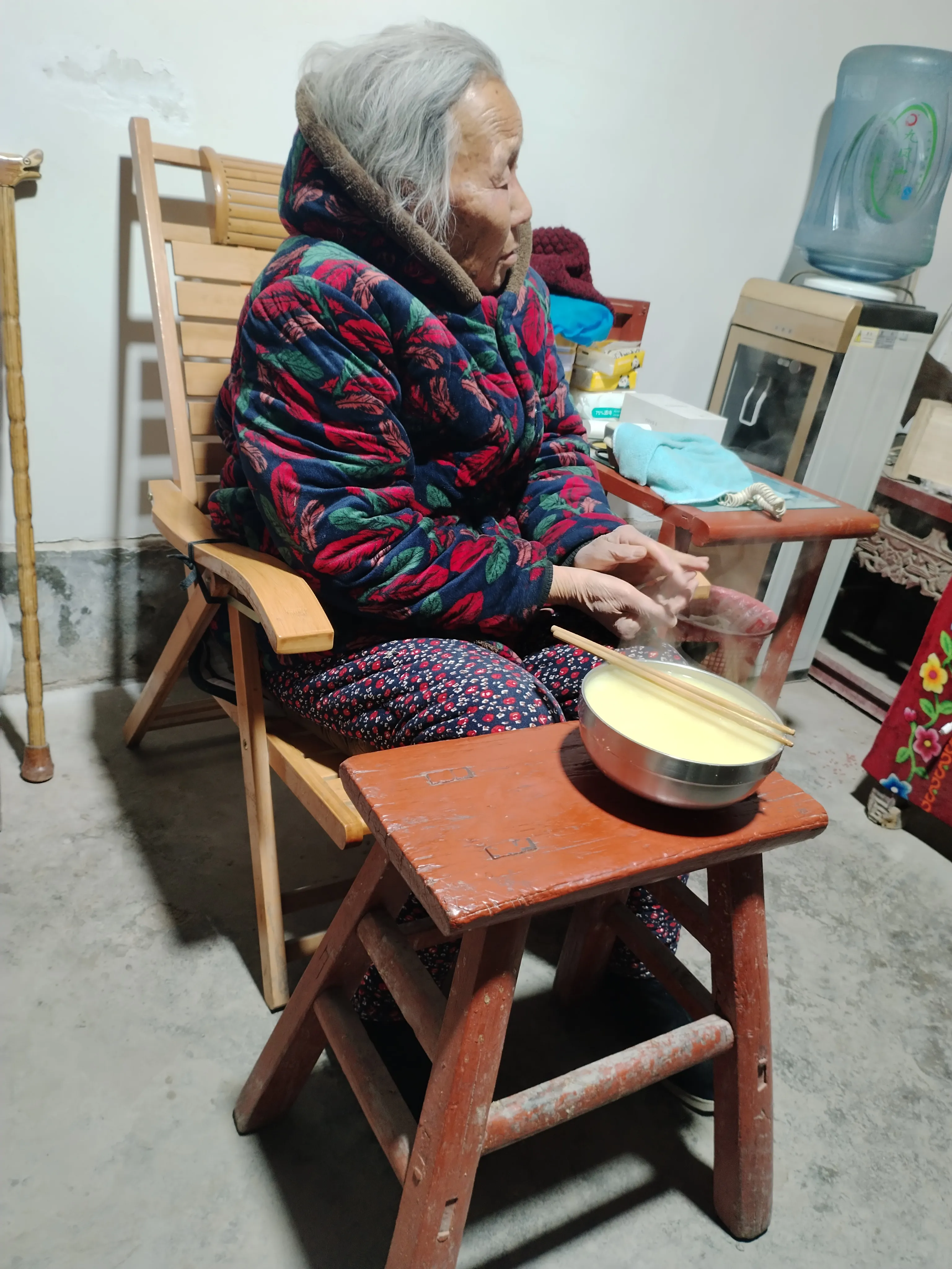 糊涂的老娘 ，这是不让孩子们好好过年呀！
清早正在收拾家 ，接到哥的电话，说是老