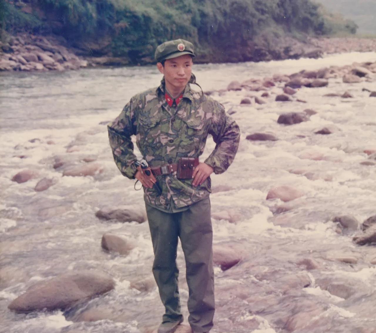 这两张照片拍摄于1987年7月，四川省乐山市56016部队1名军人在野外实地演习