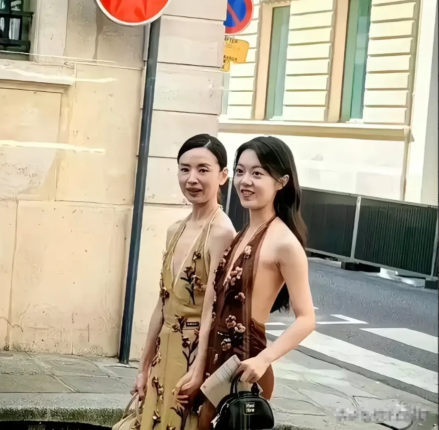 这是两个中国女演员在外国街头漫步的情景。
照片中的她们，都穿着很时尚清凉的衣服，