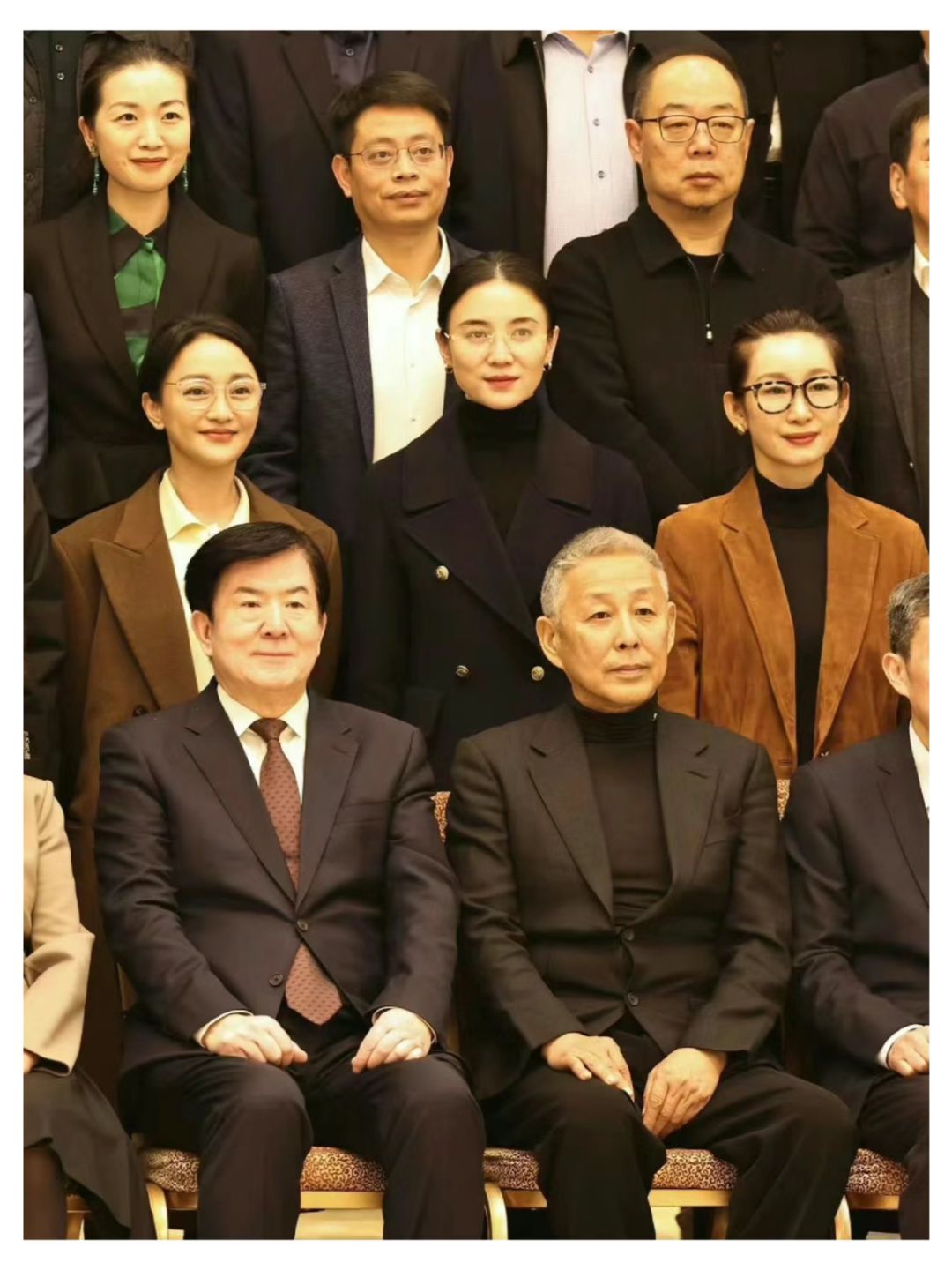 🎬电影家协会 | 吃瓜明星开会都穿什么❓
🔶陈道明：黑色平驳领单排扣西装
?