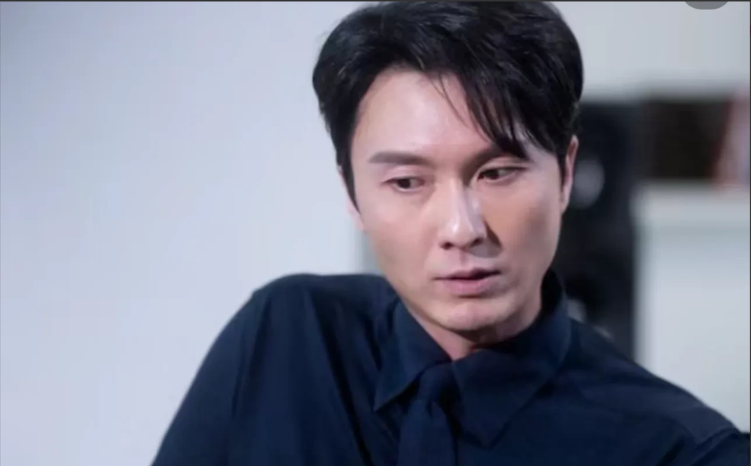 现在的王浩信应该知道内地不是那么好混的了，他这种年龄了来内地都是演一些配角不起眼