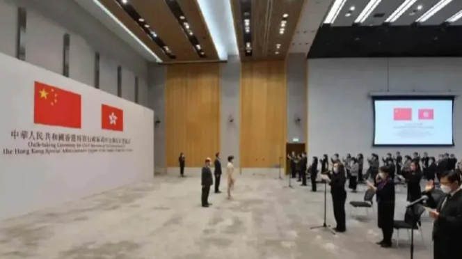 香港535名公务员宁愿选择辞职，而不愿宣誓，引起了国内公众的广泛讨论和惊讶。人们