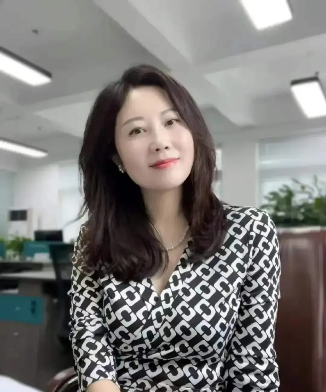 最近，公安局、税务局等政府和公共事业单位门口的口号发生了变化，从简单的“为人民服