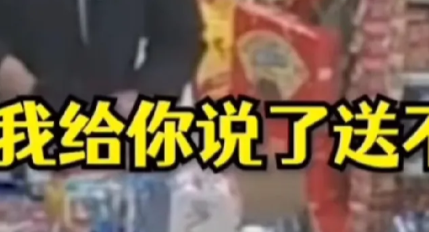 甘肃兰州，3名男子在深夜来到了一家便利店买烟，在付完烟钱后，还要求女店员送他们一