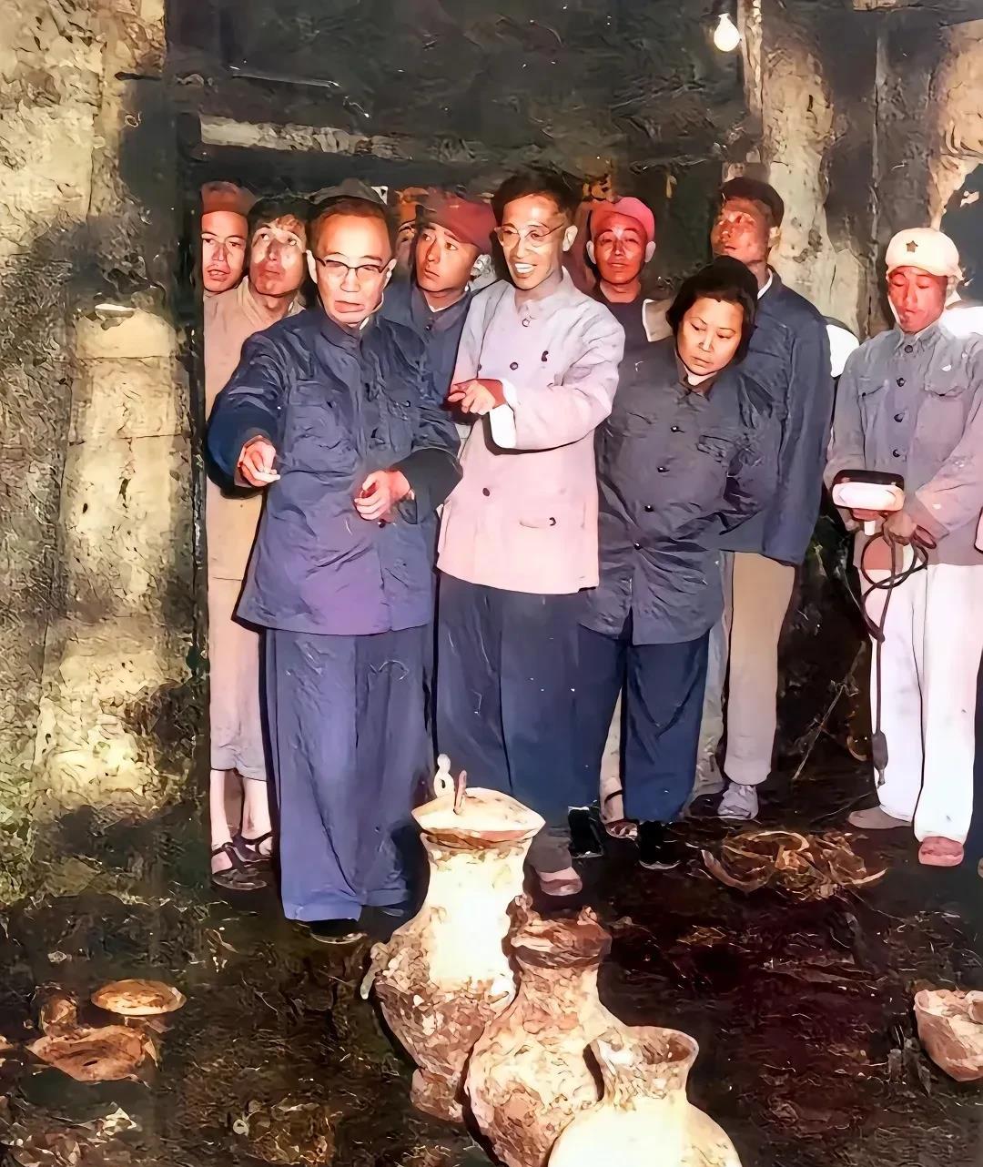 万历皇帝的墓穴被打开后，郭沫若等人异常的兴奋。

站在最前面那个人就是郭沫若，他