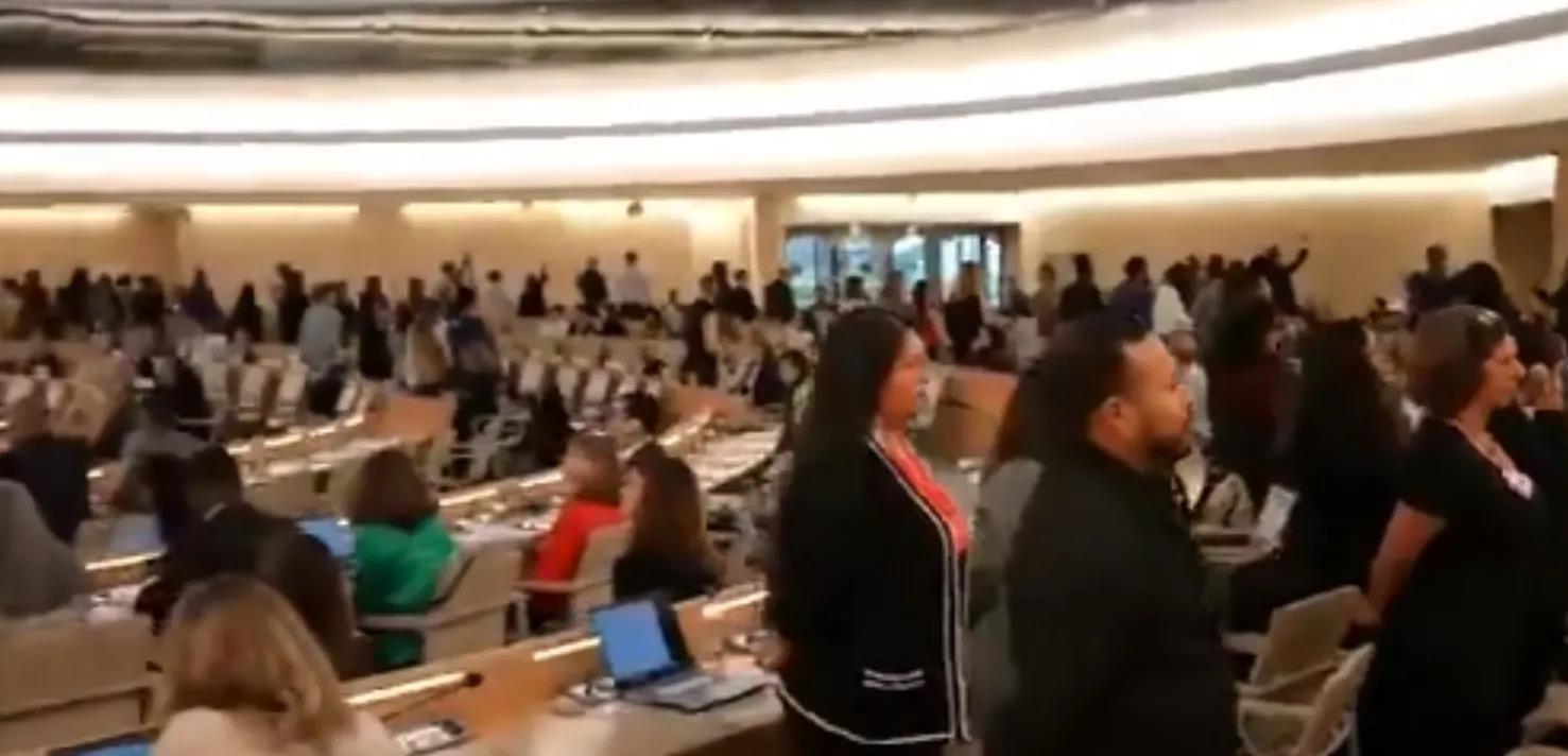 快讯！美国代表在联合国人权理事会发言时，遭到大部分与会者背对讲台以示抗议

当地