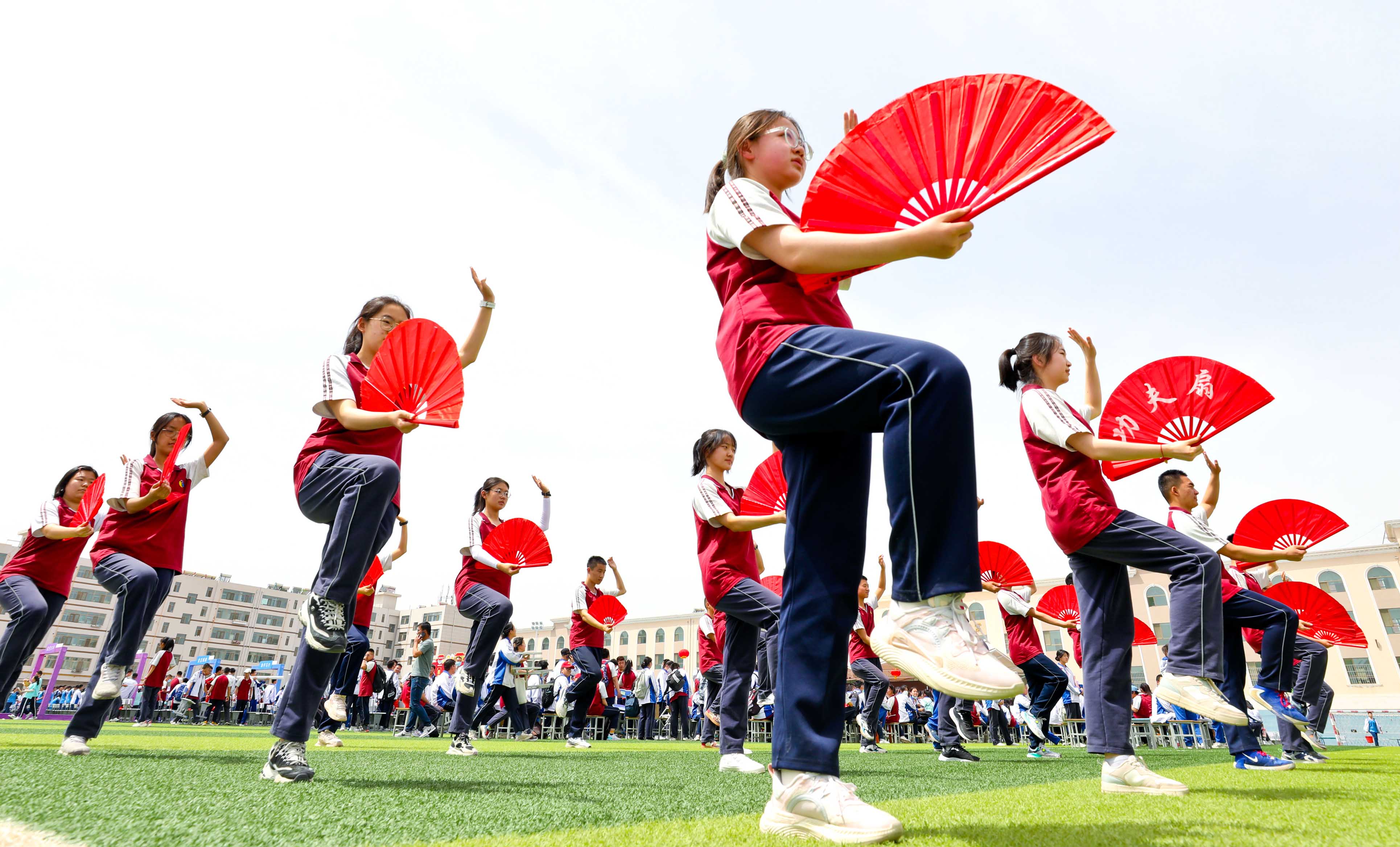 在中小学校园内，大课间活动成为学生放松身心、锻炼身体的宝贵时刻。大课间活动不仅有