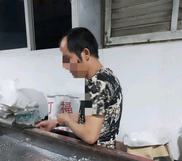 这哥们牛逼哄哄的，认识了几年，打牌赌博欠高利贷25万，欠信用卡6万，欠借呗花呗八