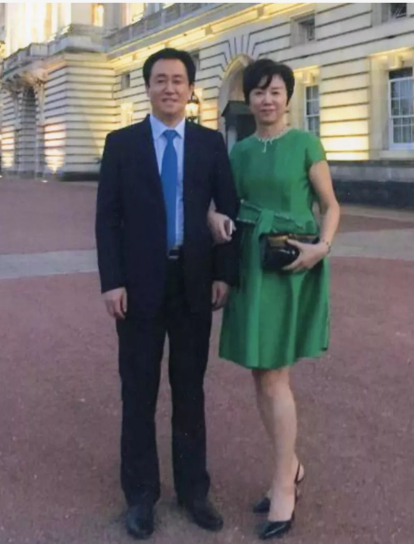 许家印的豪宅被收走了。
他自己也许都不知道自己怎么就一贫如洗了。他在香港买了三套