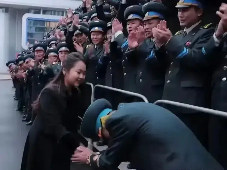 在金珠爱将军亲临航天总局与技术人员合影的时候，航天总局的负责人对金珠爱非常非常的