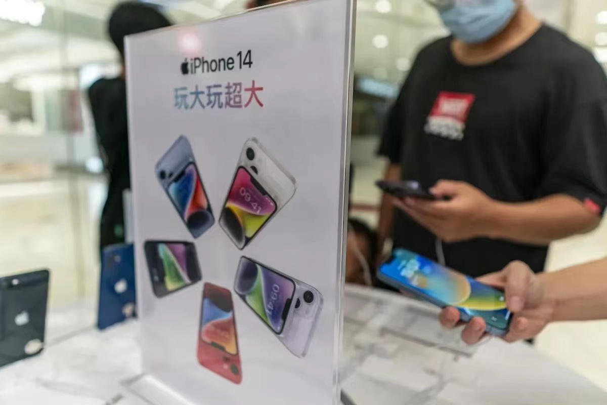 终于了解到为什么实体店越来越难做了，我去手机维修店换电池，老板最便宜的要价180