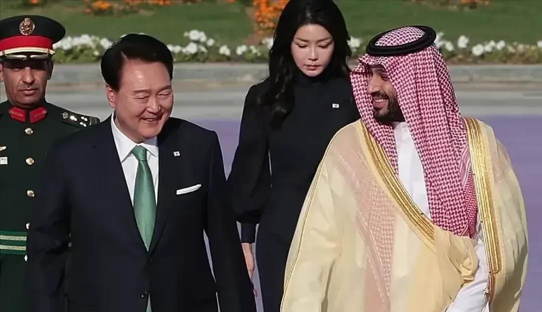 尹锡悦带着夫人金建希访问沙特闹大了，不止中国网友觉得有问题，韩国官员通过报纸公开