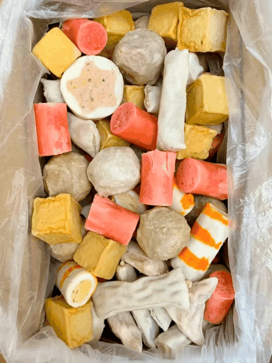 我有一位亲戚在一家食品厂工作，专门制作火锅丸子。她经常打电话告诉我，最好不要食用