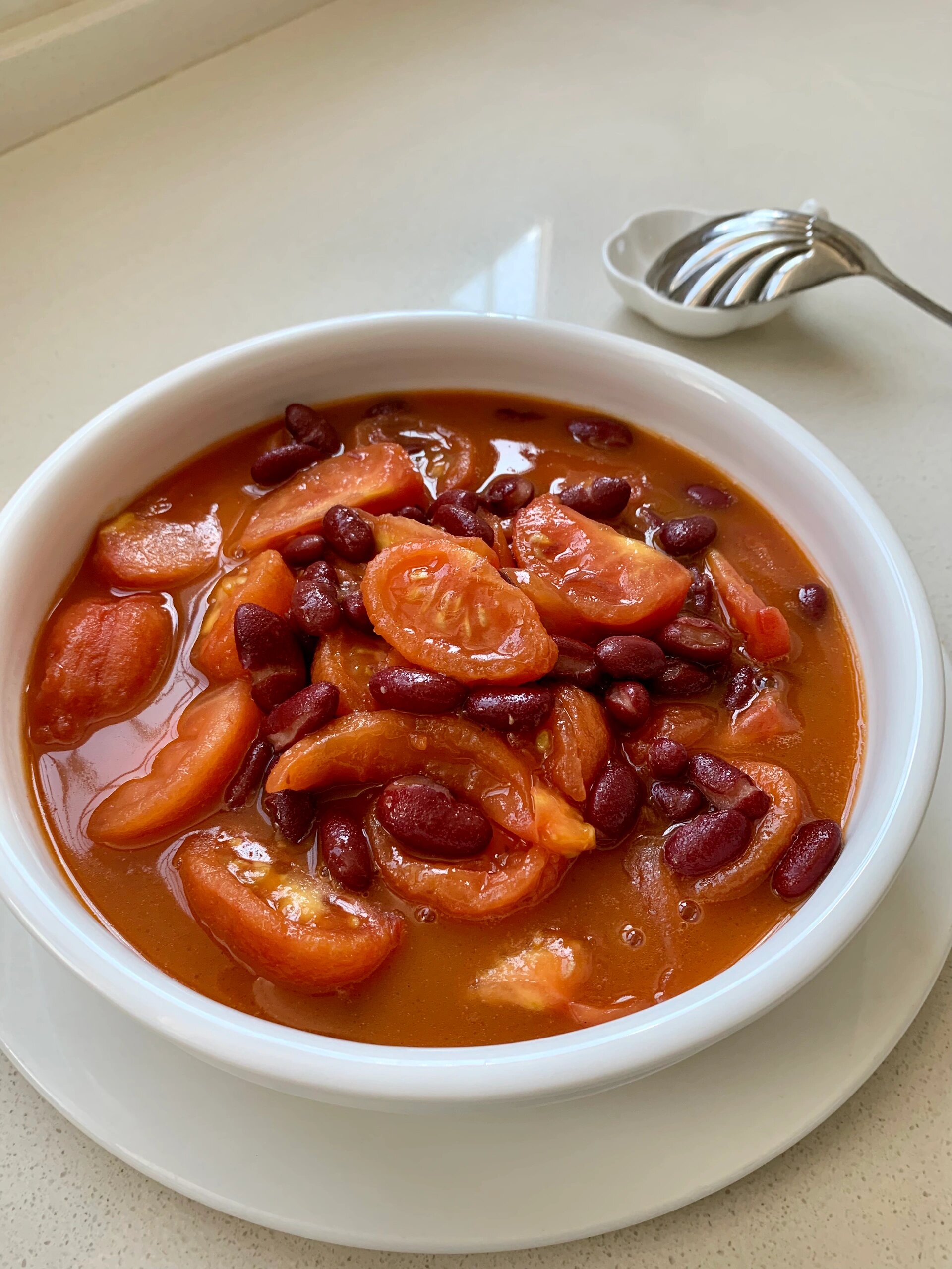 番茄烩红腰豆虽是素菜，比肉还好吃

这个菜是我在一家粤菜的农庄吃到的，我本身特别