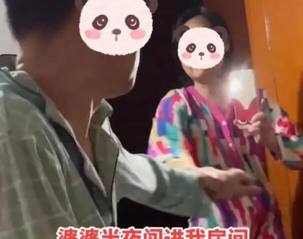 湖南一名50多岁的婆婆在半夜穿着睡衣闯进儿子的卧室，手持手机开启手电筒，试图将儿