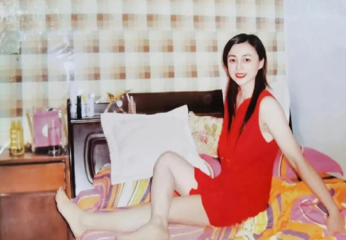 这张照片拍摄时间是1992年，照片中是当年河南洛阳机床厂的一名23岁女职工在出租