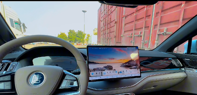 方程豹豹5裆卡大石的真相
豹5的底盘已经实实在在地压在了大石的面上，前后四个轮胎