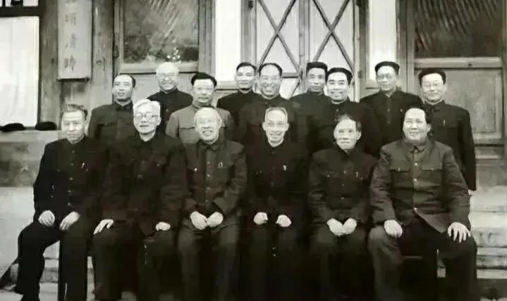 看看这张老照片，毛主席和刘副主席坐在两边，周总理站在后排，而处在中间位置的正是我