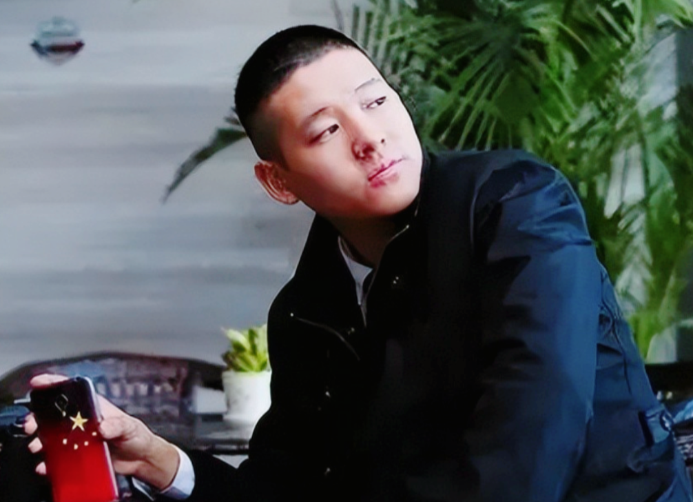 2003年，一个高中生脑洞大开，发明了一个叫“万能充”的东西，这玩意儿，不仅成为