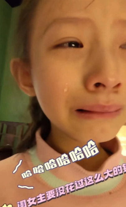 小女孩被父母上了人生第一课！原来，爸爸妈妈带女儿去喝粥，女儿突然大方地表示这顿粥