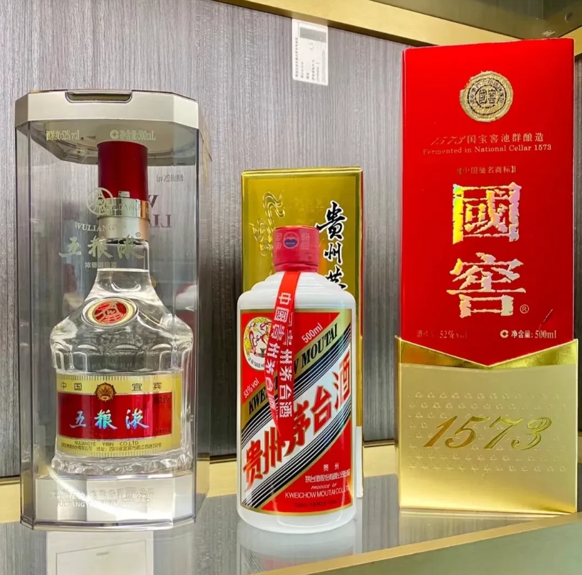 同事问我喜欢喝酒吗？我说还行。她低声说：“你跟我回家，我家有一些好酒，你挑一些回