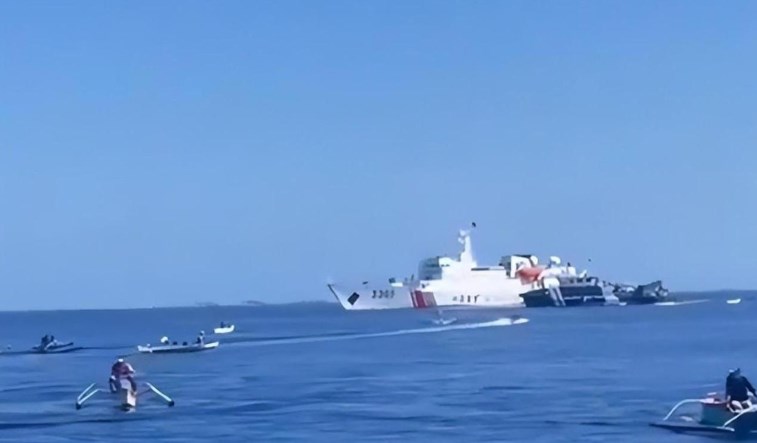 
中方军舰水炮火力全开，菲方船只被“打废”，直接失去自主行动能力。菲律宾又在仁爱