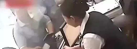 太搞笑了！一位宁波的储户到银行取款2.5万元，工作人员询问他取这么大一笔钱要干嘛