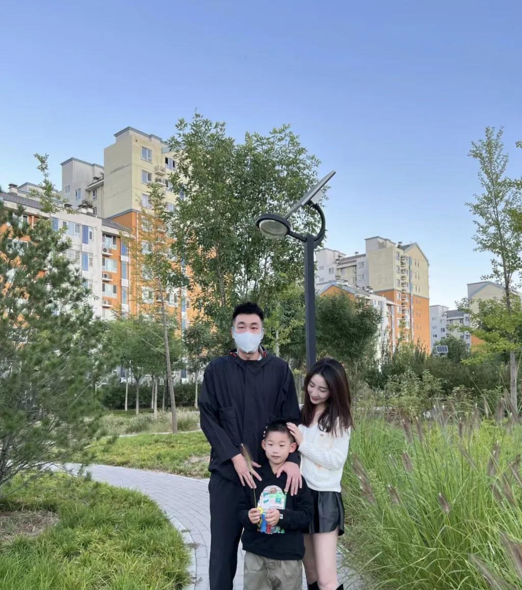 有不少人的月工资仅为 3000 元。以我国重庆市为例，假设你和你伴侣的月收入总和