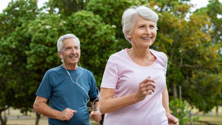 走路快和走路慢的人，谁更长寿？研究发现：二者或相差15年寿命