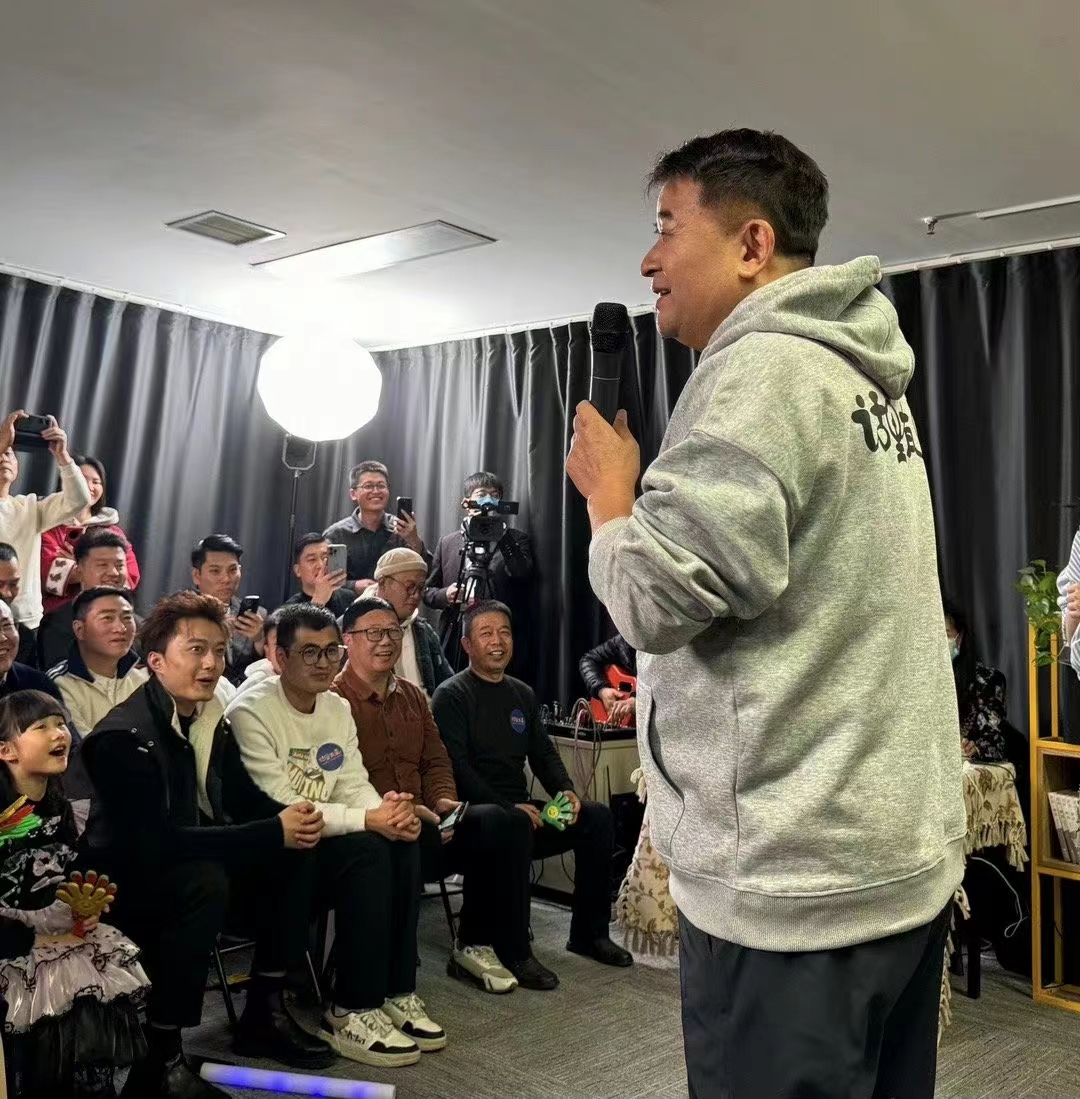 该说不说，老毕现如今的日子过得那叫一个悠闲惬意，没事写写字练练书法，偶尔参加线下