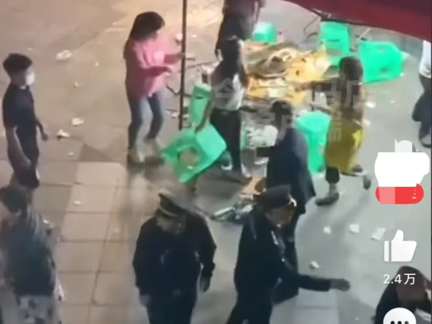 “自作自受！”重庆，数名男女在深夜在烧烤摊喝酒，因为声音太吵，便有楼上业主提醒其