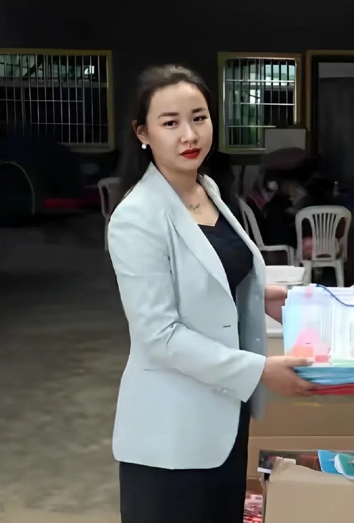 这两张照片，充分说明了什么叫人靠衣装马靠鞍。明家大小姐才几天时间，就变化这么大。