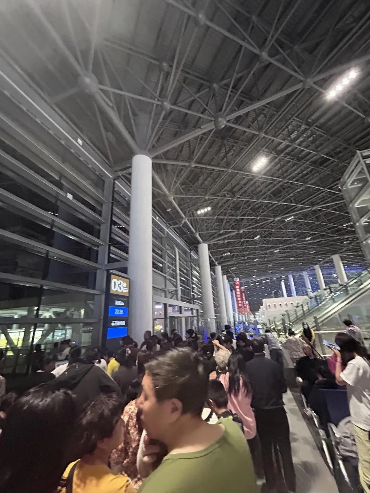 1千万人口的海南，短期内涌入4百万人，50万辆车，其中大部分人都会涌入三亚，你想