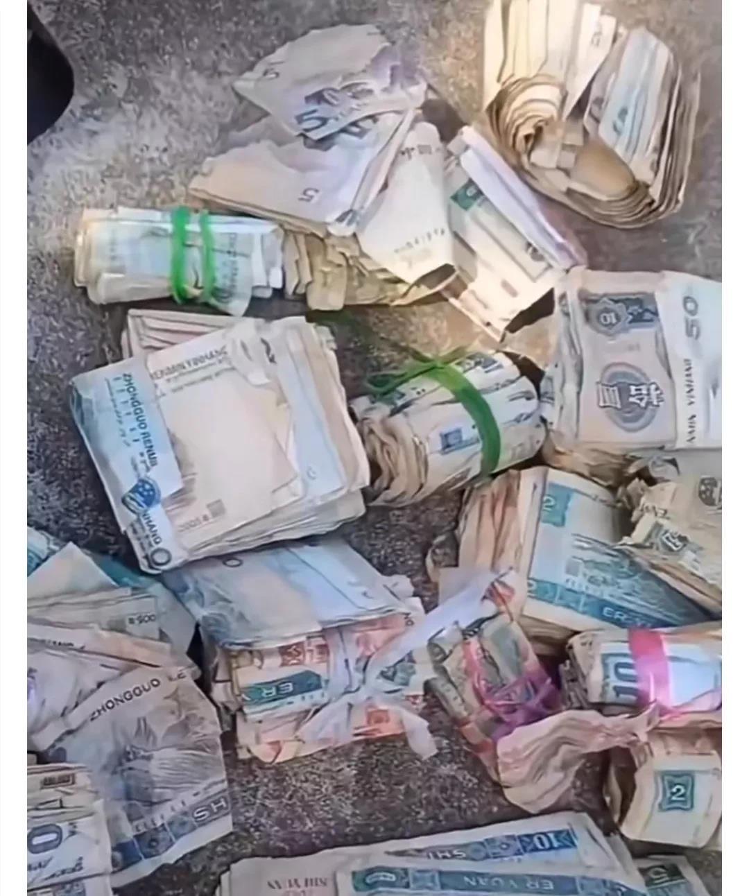 
老家邻居收废品，捡了一个老人死后儿女扔出来的垃圾，发现里面有这么多钱。

老人