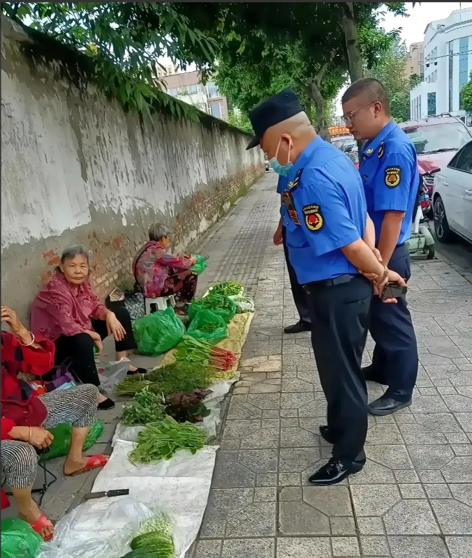 看到三位农村大娘摊位上摆的菜，几位城管大叔也犯难了。
不处罚她们吧，自己的罚款任