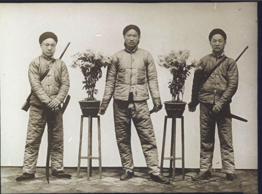 清朝末年洋枪种类多的吓人，在19世纪80年代加拿大神父马偕到台湾传教，当地有数十